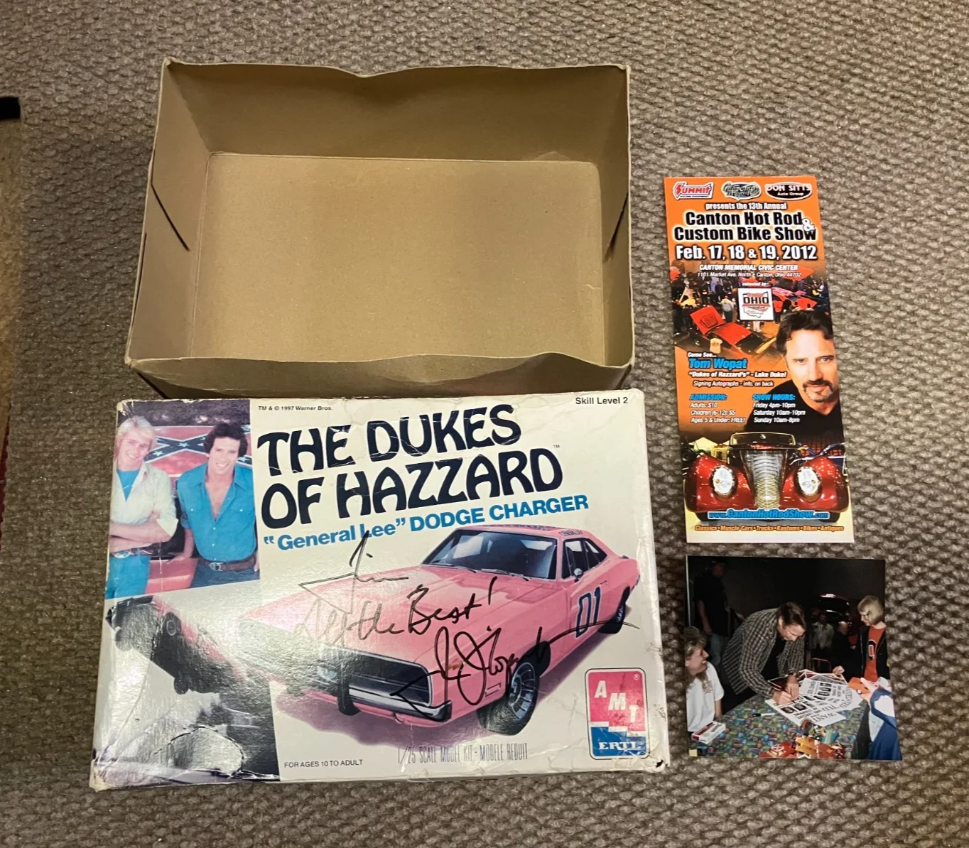 Tom Wopat — Tom Wopat - Luke Duke, Dukes of Hazzard, Signed Gen. Lee Model Lid, show flyer, изображение 2