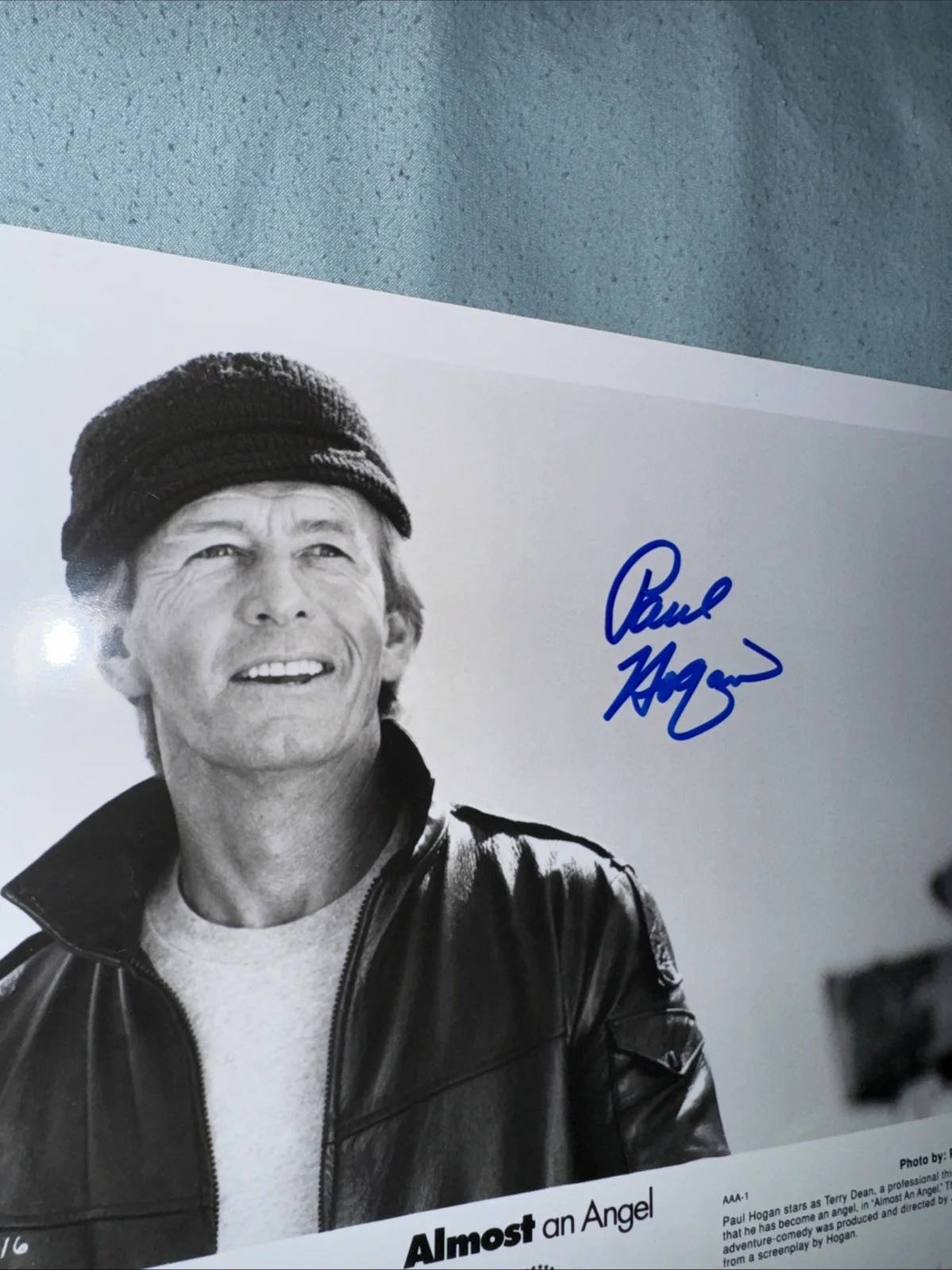 Paul Hogan — Signed Paul Hogan 8x10 Photo, image 3