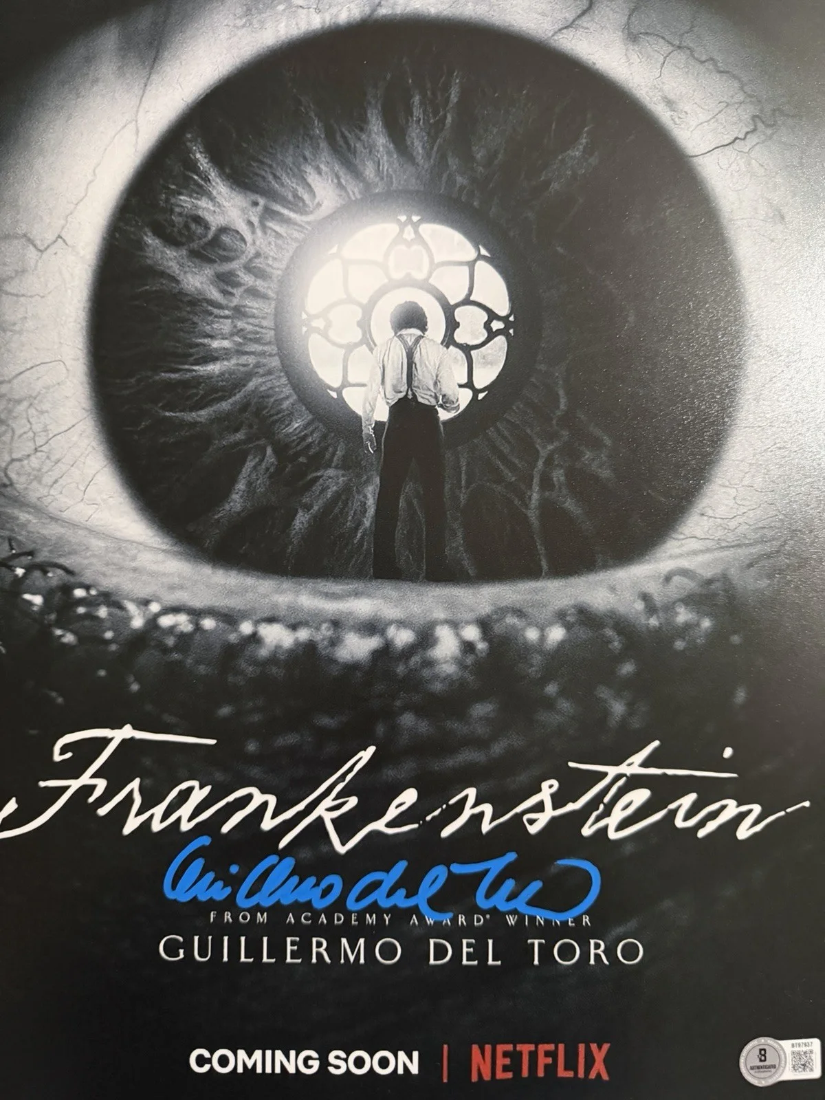 Guillermo Del Toro — GUILLERMO DEL TORO SIGNED AUTOGRAPH 12x18 FRANKENSTEIN PHOTO BECKETT-C, image 2