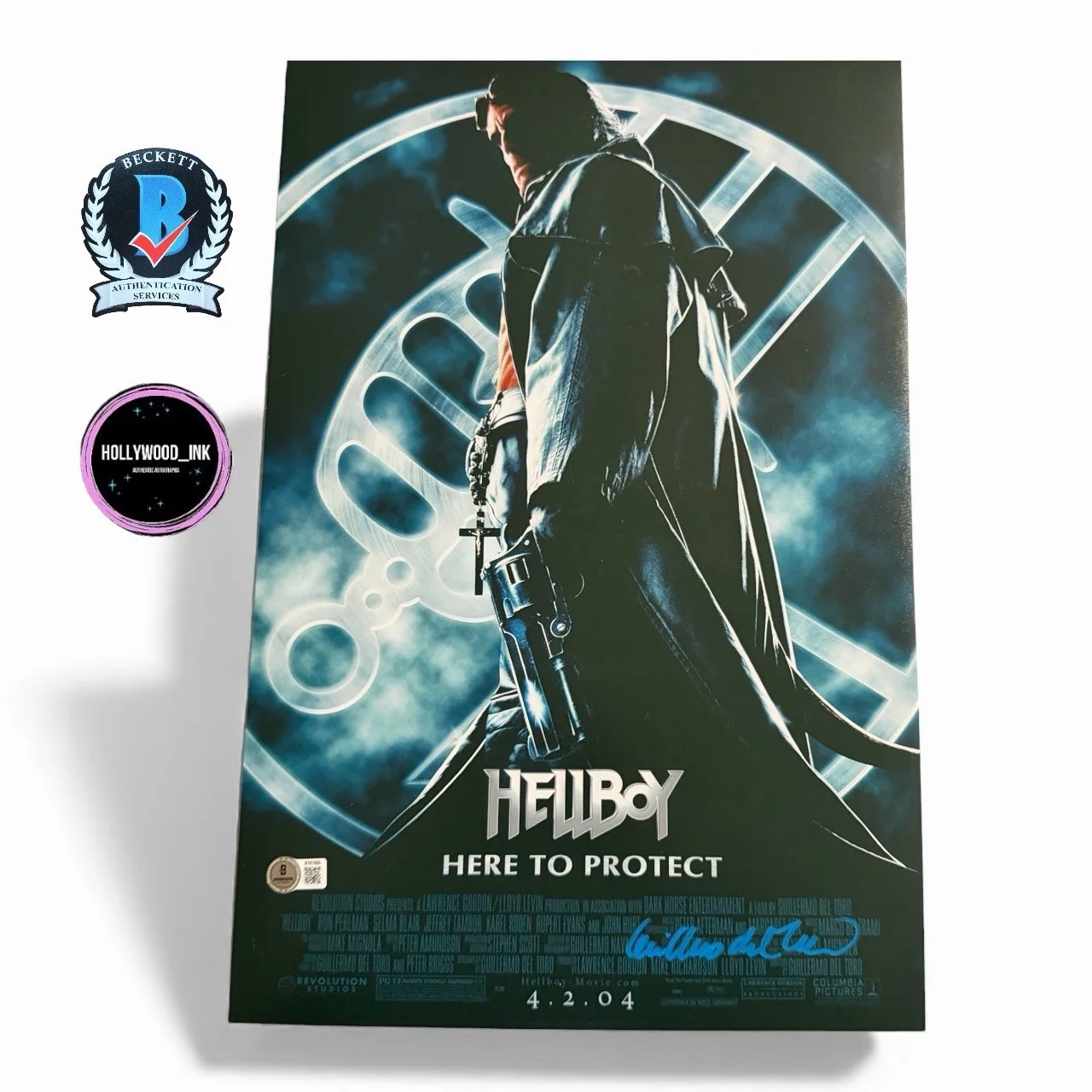 Guillermo Del Toro — GUILLERMO DEL TORO SIGNED AUTOGRAPH 12x18 HELLBOY PHOTO BECKETT-A