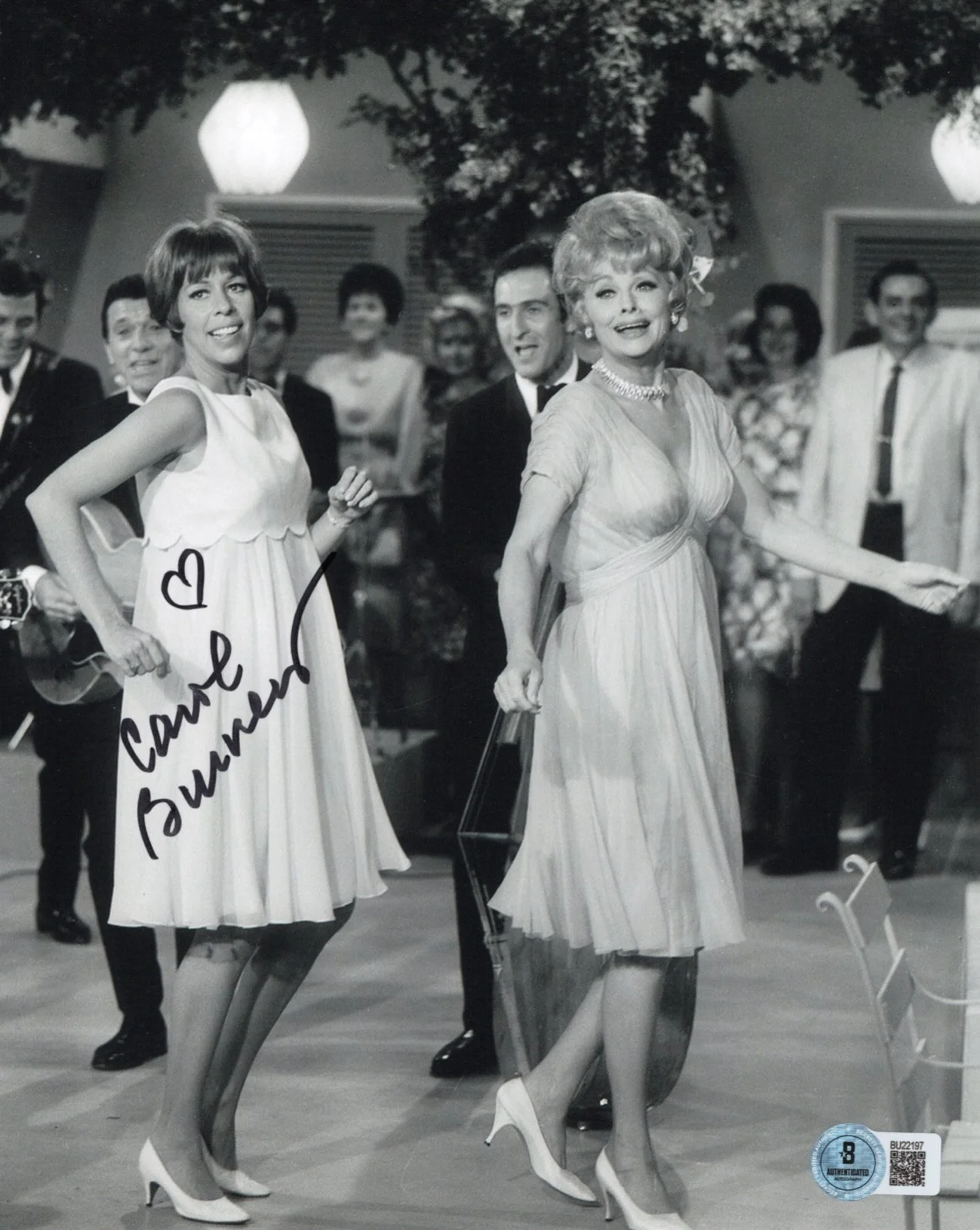 Carol Burnett — Carol Burnett Autographed Signed Classic Lucille Ball 8x10 Photo Beckett BAS