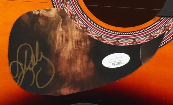 Kelly Clarkson Autographed Acoustic Guitar, Authenticated. Great Holiday gift, изображение 2