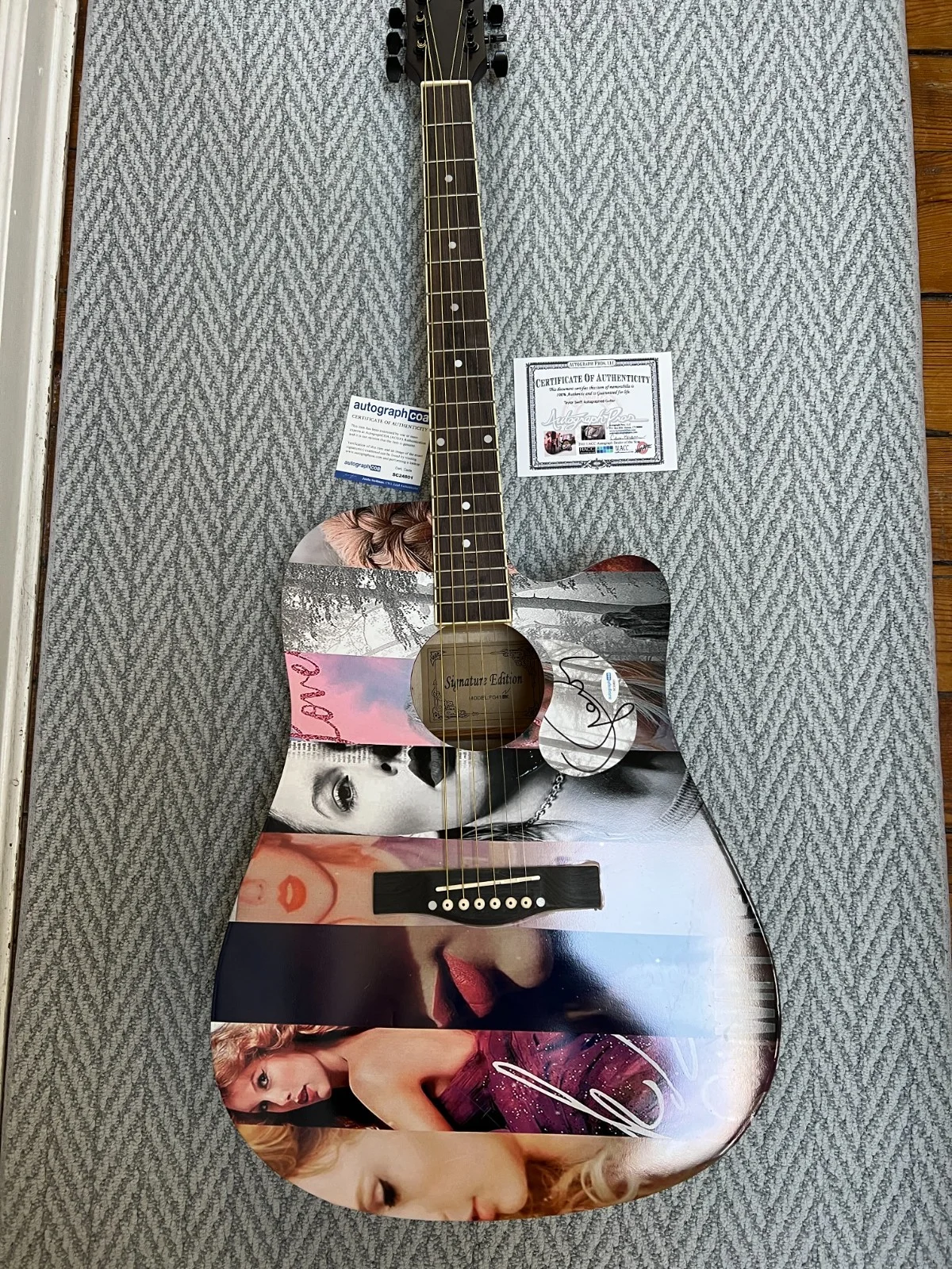 RARE Taylor Swift Signed w Heart! Custom "Discography" Acoustic Graphics Guitar, изображение 3