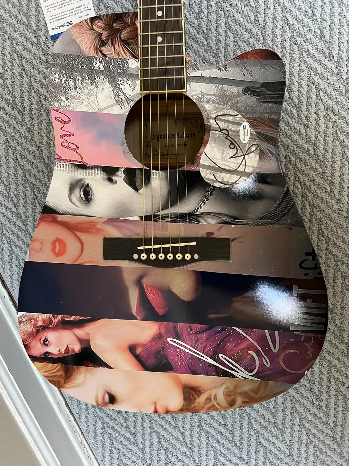 RARE Taylor Swift Signed w Heart! Custom "Discography" Acoustic Graphics Guitar, изображение 4