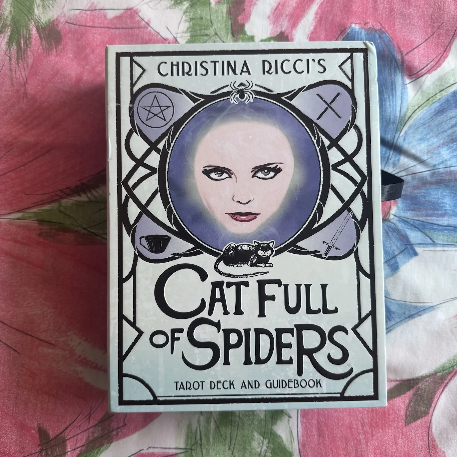 Christina Ricci — SIGNED Christina Ricci - Cat Full Of Spiders Tarot Deck/Guidebook, изображение 2