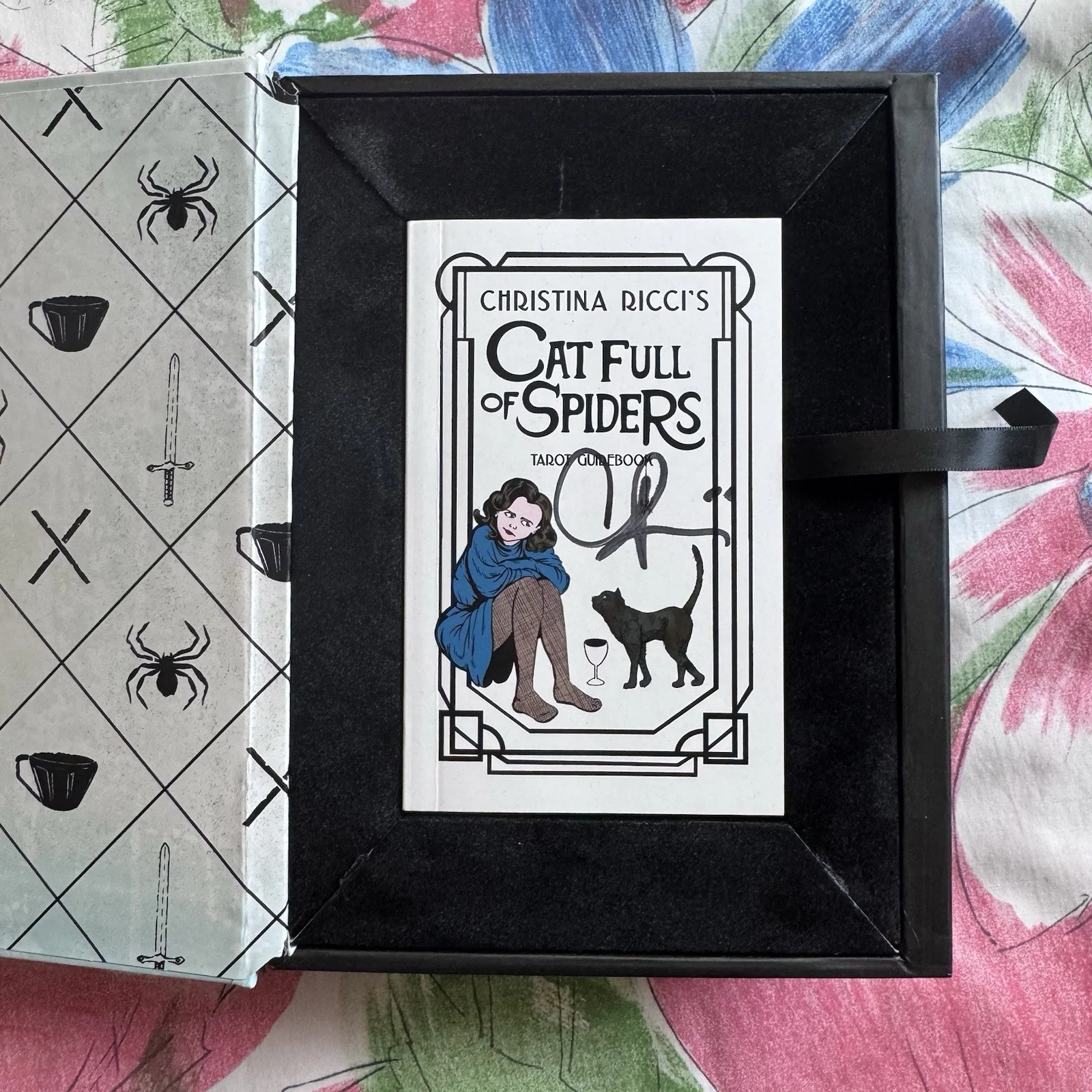 Christina Ricci — SIGNED Christina Ricci - Cat Full Of Spiders Tarot Deck/Guidebook, изображение 3