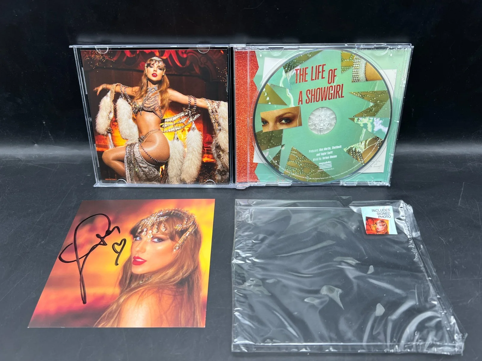 RARE LONG Taylor Swift Signed The Life of a Showgirl CD Album Photo #1, изображение 4
