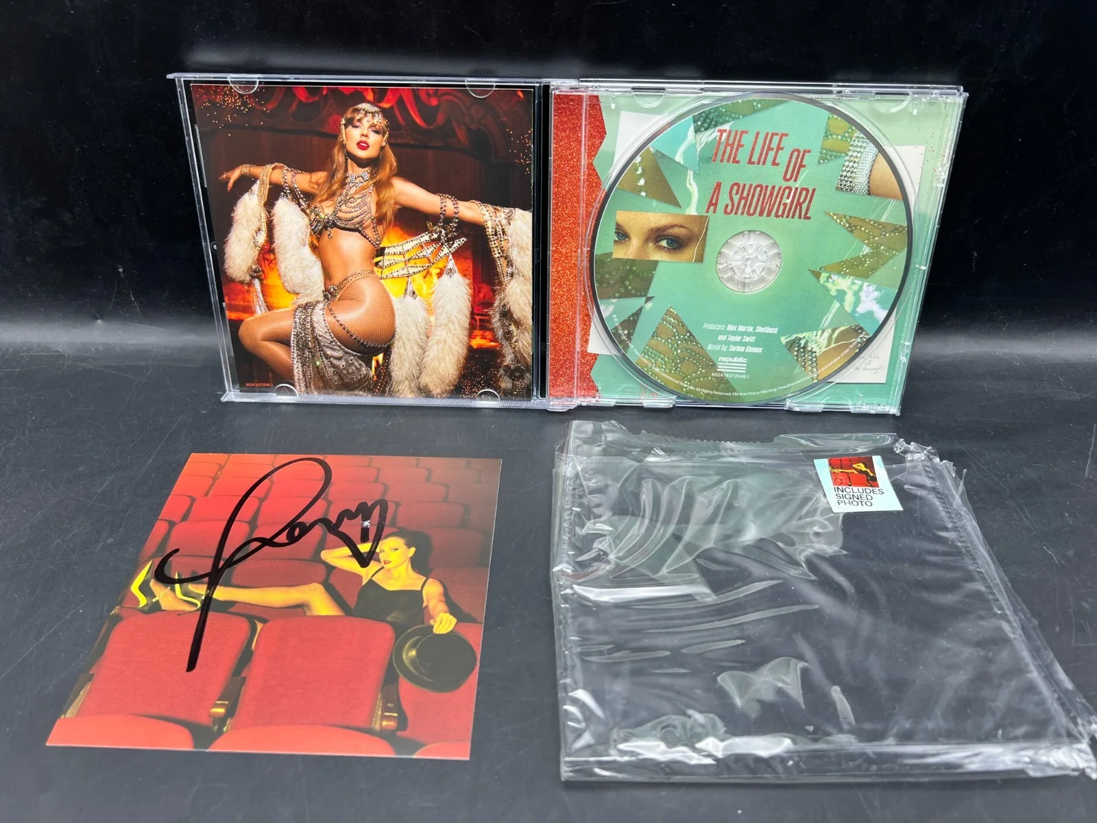 RARE DOUBLE HEART Taylor Swift Signed The Life of a Showgirl CD Album Photo #4, изображение 4