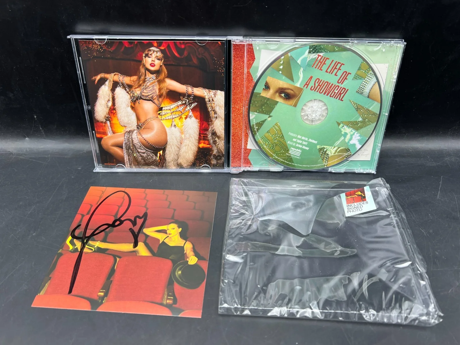 RARE LOOPY HEART Taylor Swift Signed The Life of a Showgirl CD Album Photo #4, изображение 4