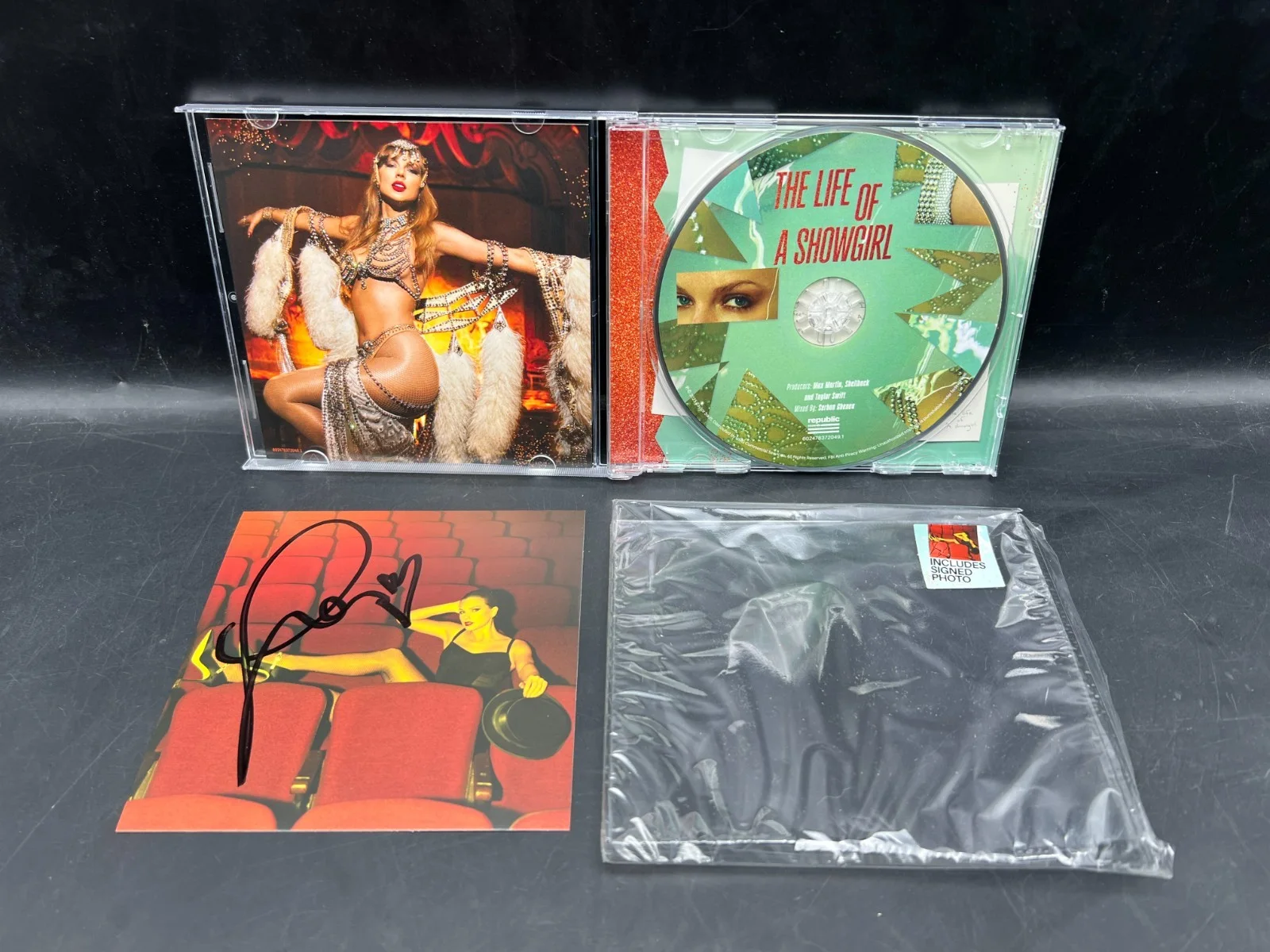 RARE DOUBLE HEART Taylor Swift Signed The Life of a Showgirl CD Album Photo #4, изображение 4