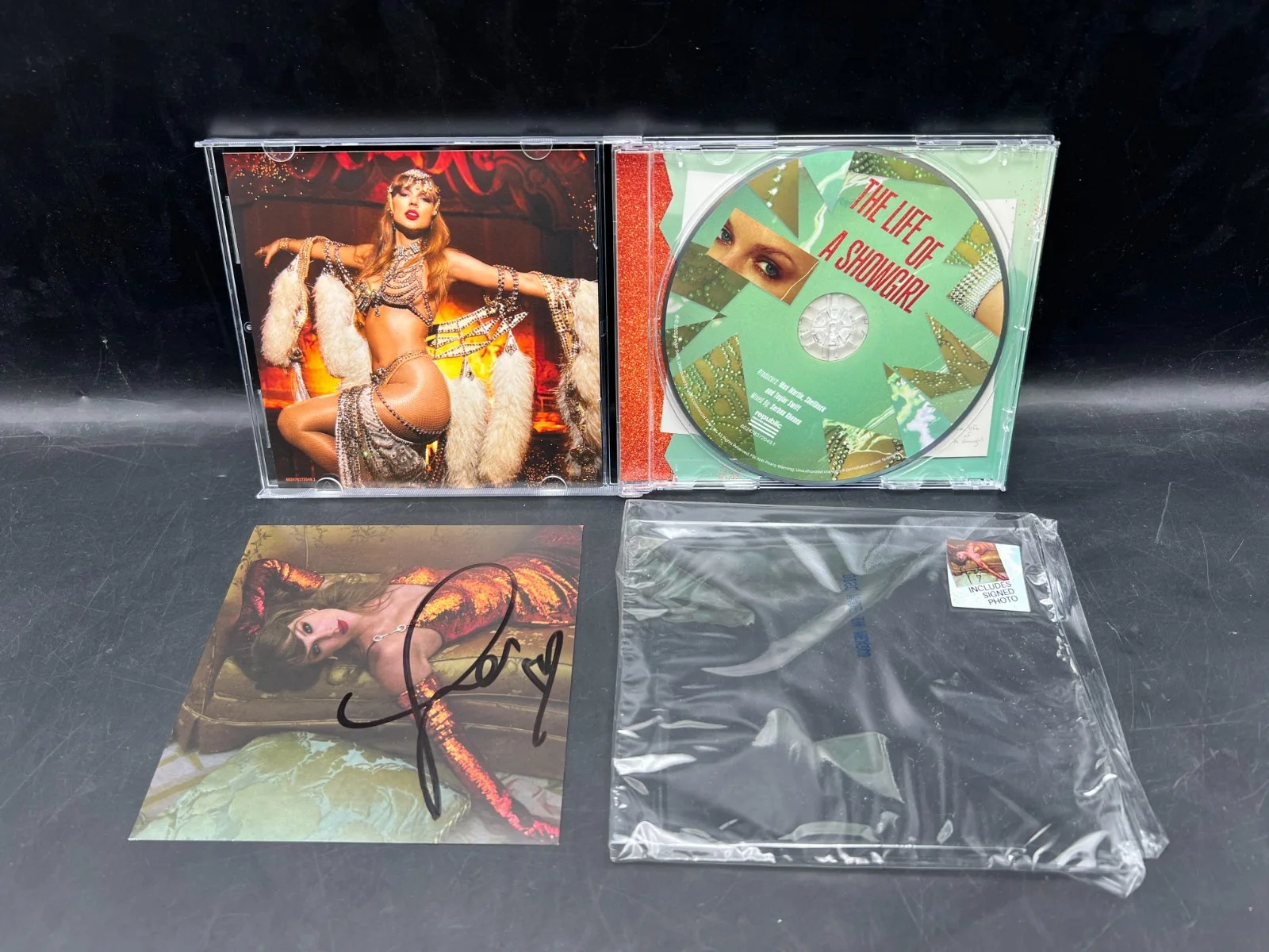 RARE DOUBLE HEART Taylor Swift Signed The Life of a Showgirl CD Album Photo #2, изображение 4