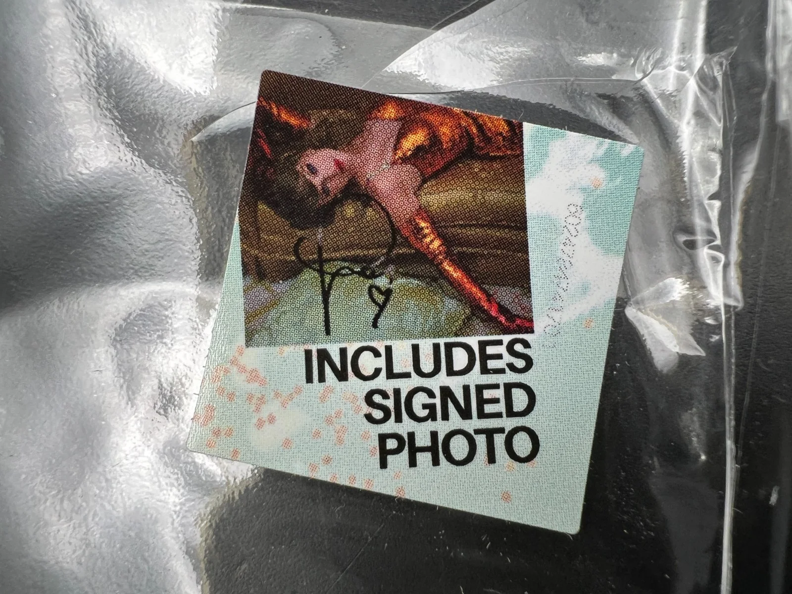 RARE DOUBLE HEART Taylor Swift Signed The Life of a Showgirl CD Album Photo #2, изображение 5