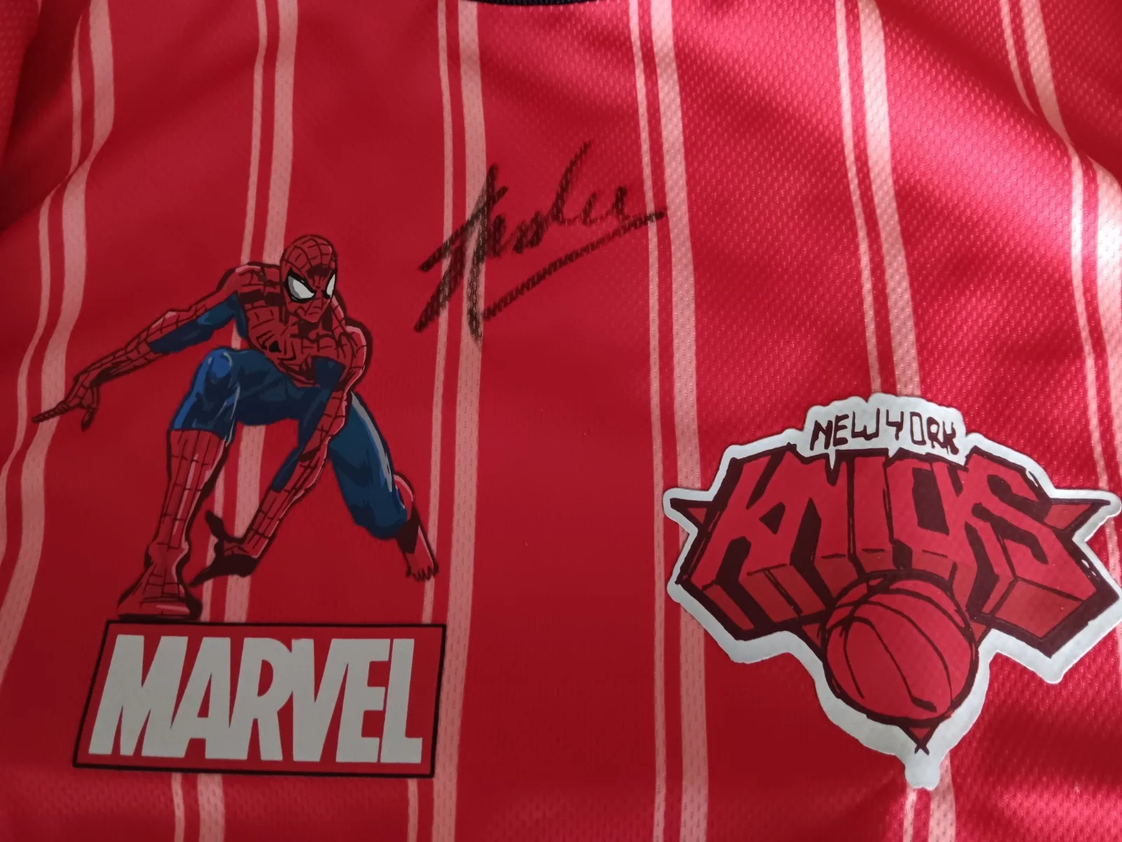 Stan Lee — Stan Lee (Spiderman, died 2018) Signed Youth Spiderman Shirt, изображение 2