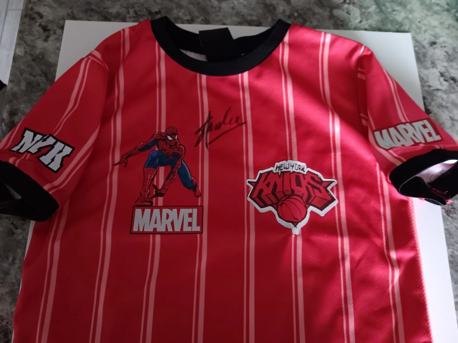 Stan Lee — Stan Lee (Spiderman, died 2018) Signed Youth Spiderman Shirt, изображение 3