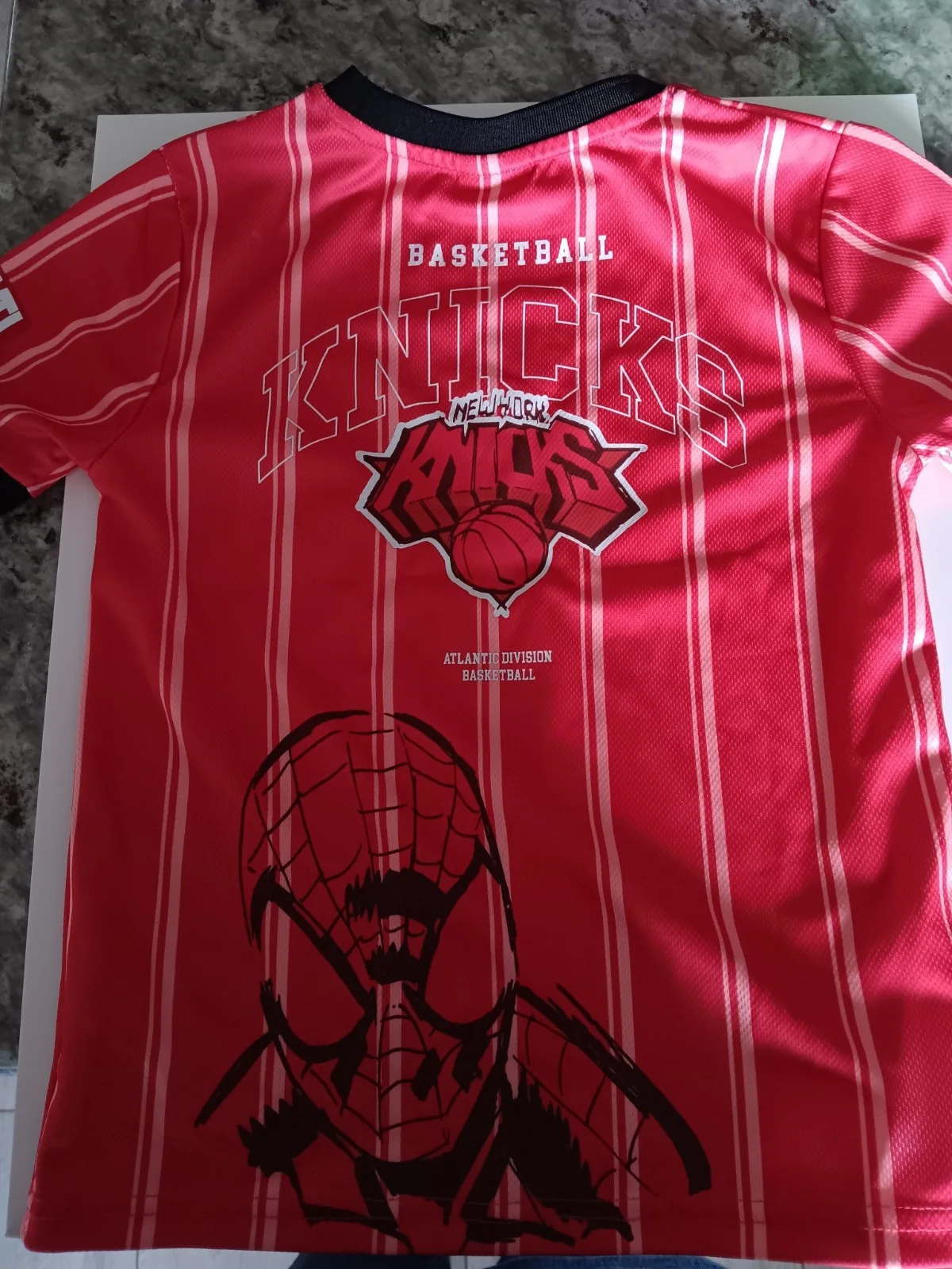 Stan Lee — Stan Lee (Spiderman, died 2018) Signed Youth Spiderman Shirt, изображение 4