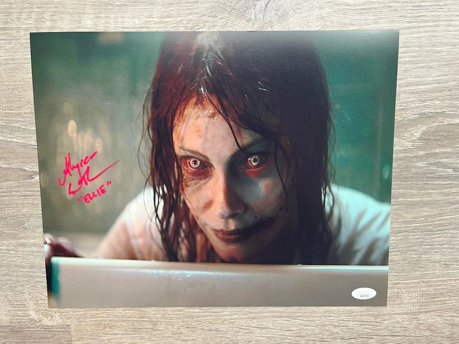 Alyssa Sutherland — Alyssa Sutherland Signed Evil Dead Rise 11x14 Photo JSA COA Ellie Horror Auto, изображение 2