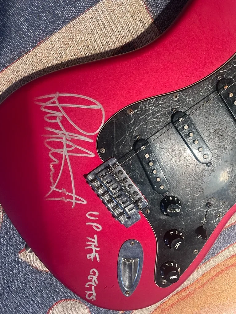 FENDER STRATOCASTER Electric Guitar Signed By Rod Stewart, image 2