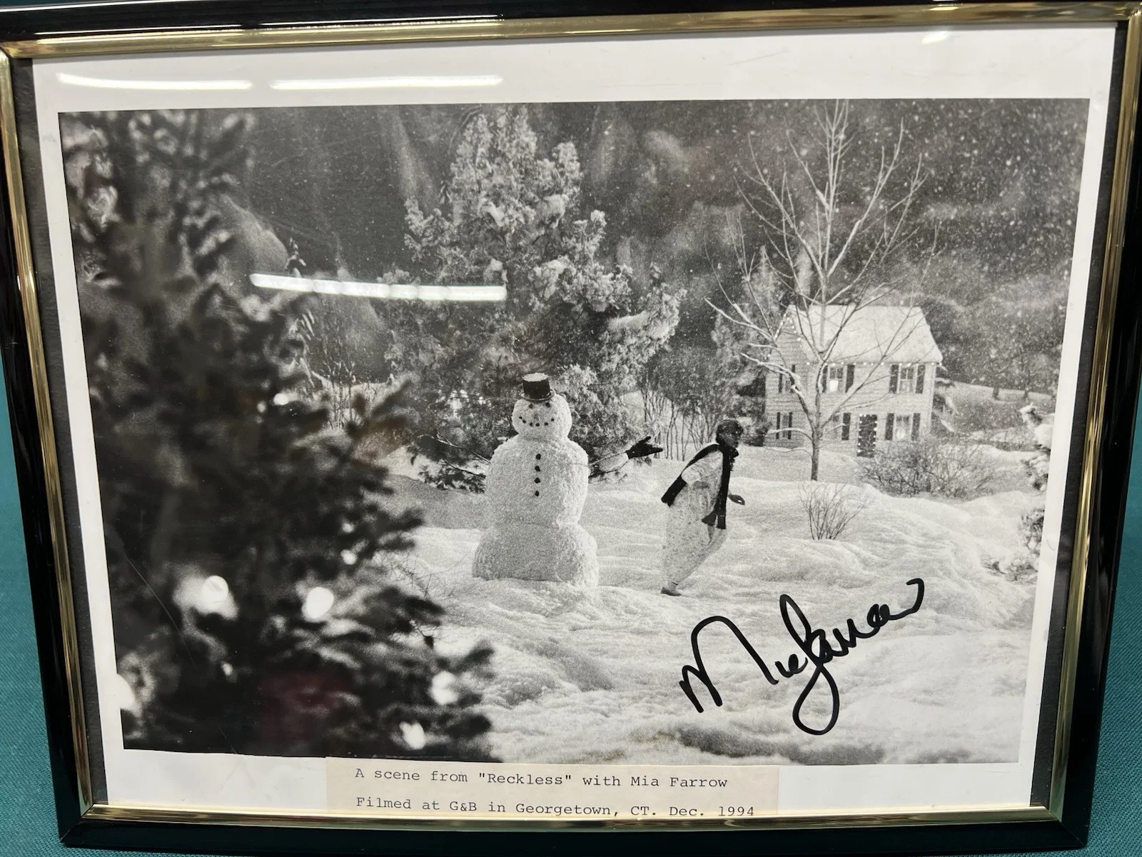 Mia Farrow — Mia Farrow SIGNED Framed 8.75" x 11.25" Reckless Photo in Black and White, изображение 2
