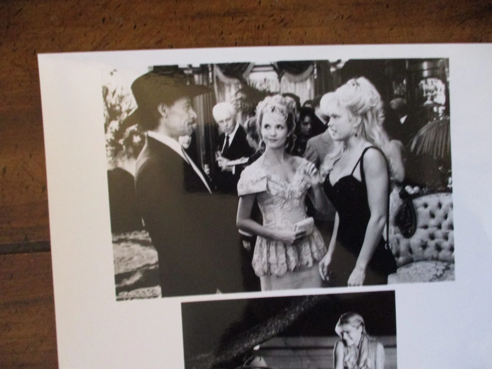 Lea Thompson/Jim Varney/Erika Eleniak(THE BEVERLY HILLBILLIES)1993 B & W Photo, изображение 2