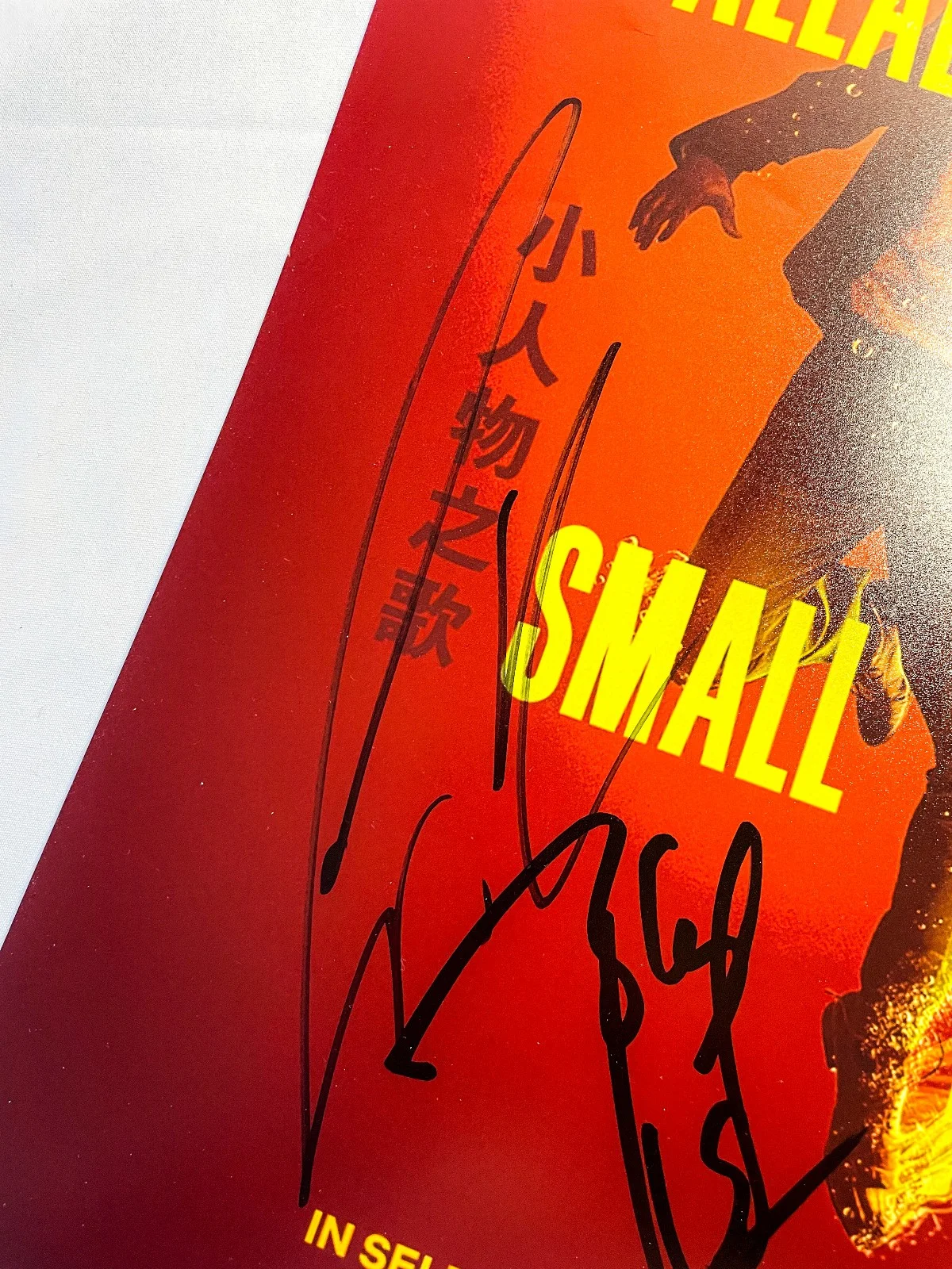 Colin Farrell, Fala Chen, Edward Berger — Colin Farrell Fala Chen 3x Signed BALLAD OF A SMALL PLAYER 12x18 Photo JSA, изображение 2