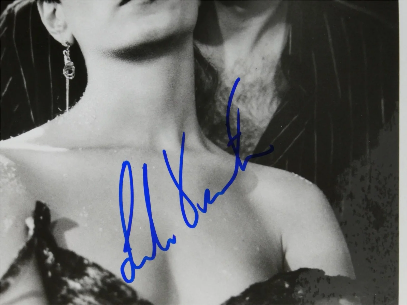 Linda Fiorentino — Linda Fiorentino Signed B&W 8x10 Promo Photo Jade Autographed, изображение 2