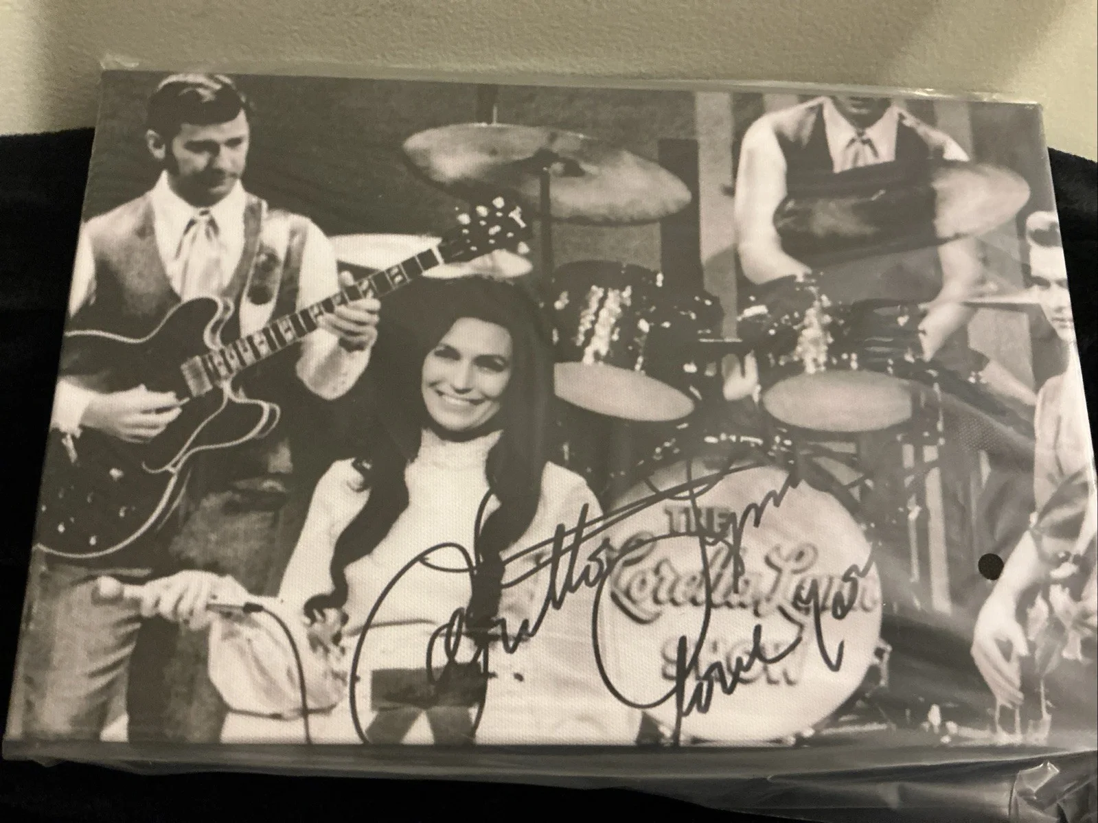 Loretta Lynn Queen of country music with her band autographed 8 x 12 On Canvas., изображение 2