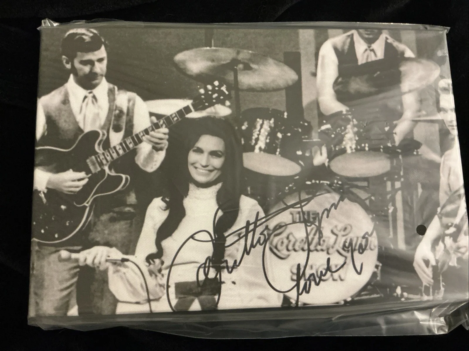 Loretta Lynn Queen of country music with her band autographed 8 x 12 On Canvas., изображение 5
