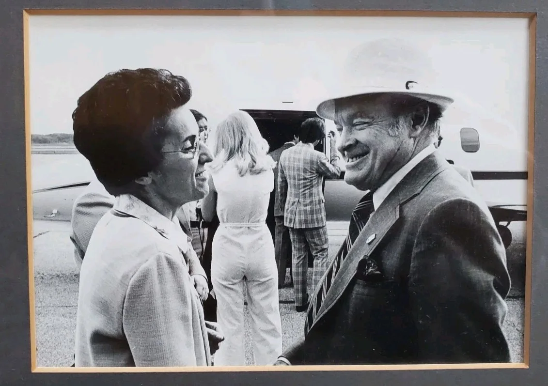 Bob Hope — NICE Framed & Matted Bob Hope Signed Vintage Letter & Original Photos JSA 10x26, изображение 4