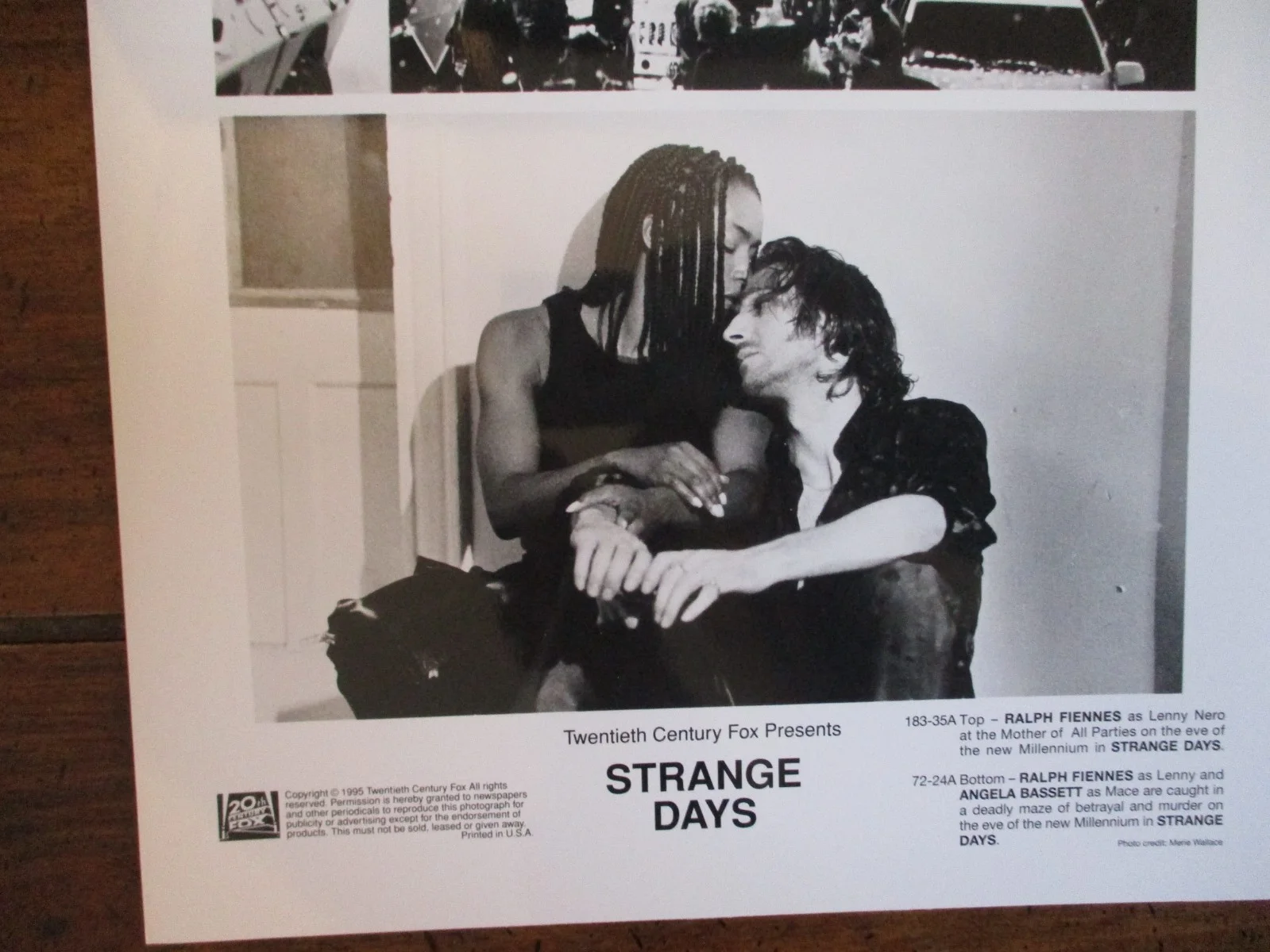 Angela Bassett/Ralph Fiennes(STRANGE DAYS)1995 8 x 10 Black & White Press Photo, изображение 2