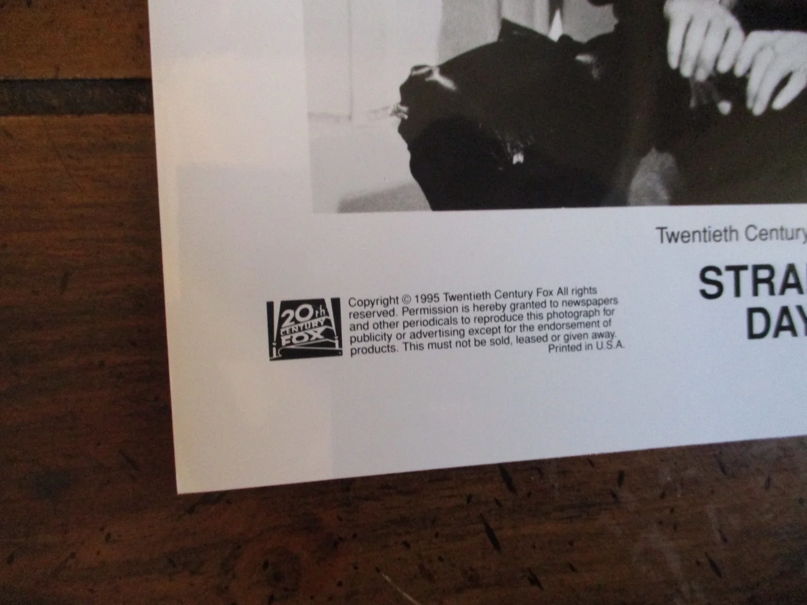 Angela Bassett/Ralph Fiennes(STRANGE DAYS)1995 8 x 10 Black & White Press Photo, изображение 4