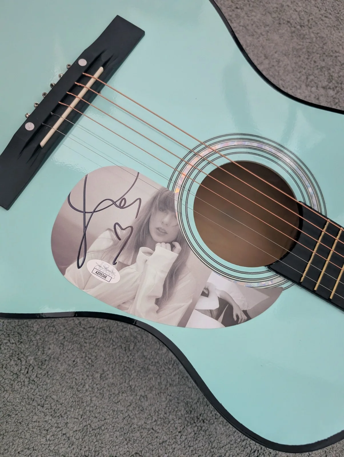 Taylor Swift 38" Acoustic Guitar Signed With Heart, JSA Certified, изображение 2
