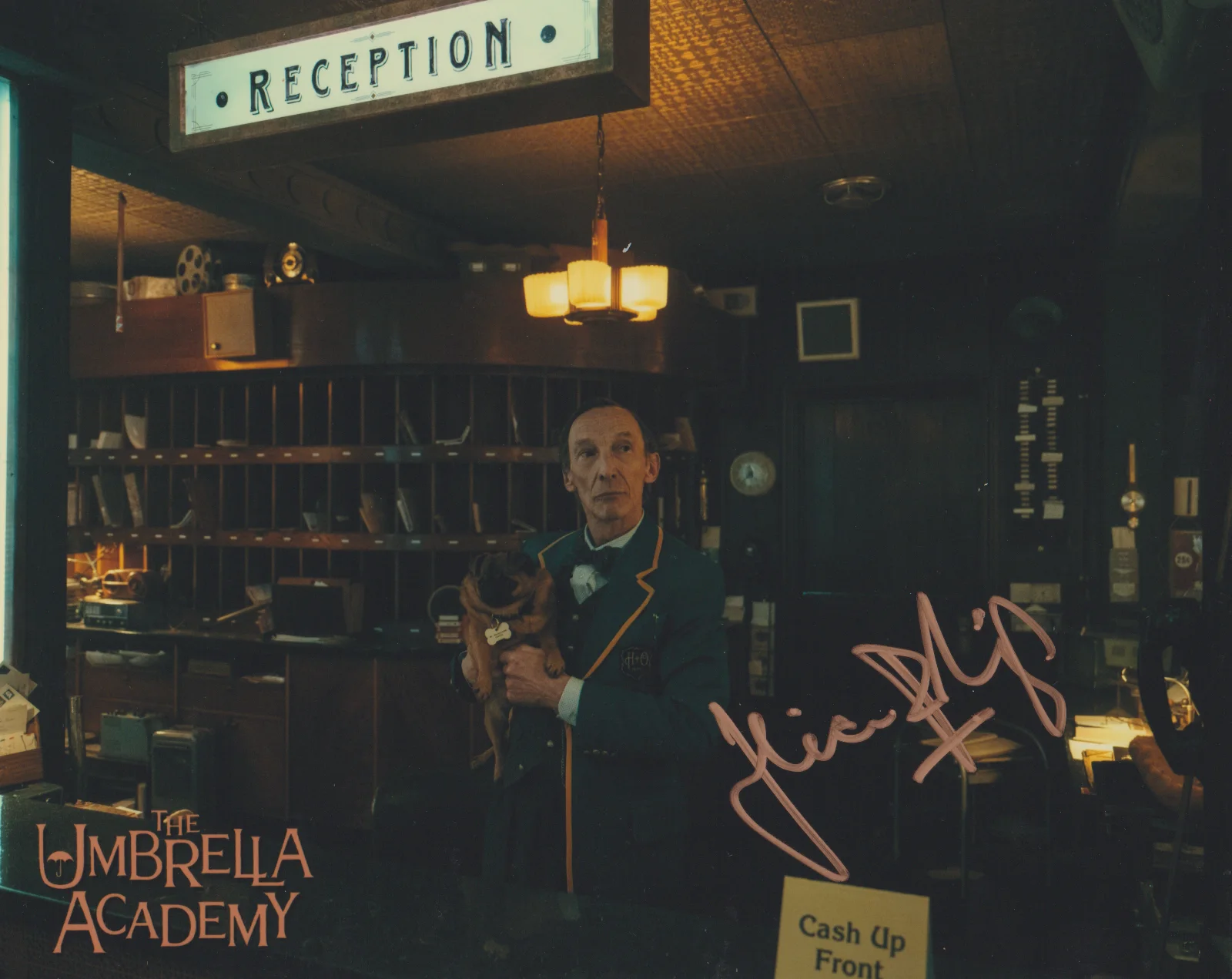 JULIAN RICHINGS — JULIAN RICHINGS THE UMBRELLA ACADEMY SIGNED 10X8 COLOR PHOTO AUTOGRAPH CHET RODO