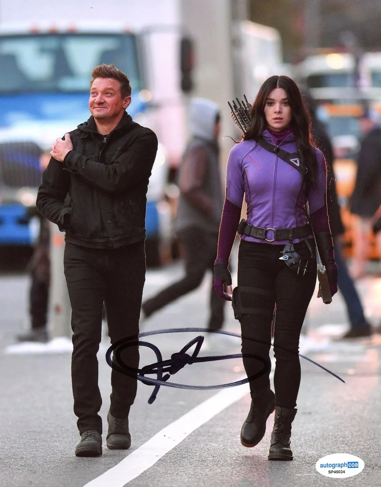 Jeremy Renner — Jeremy Renner signed "HAWKEYE" 8x10 Photo PROOF Clint Hailee Steinfeld ACOA COA, image 3