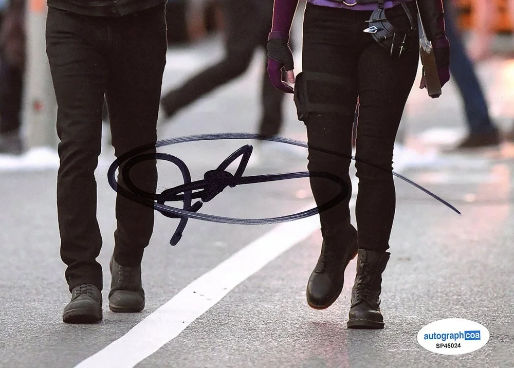 Jeremy Renner — Jeremy Renner signed "HAWKEYE" 8x10 Photo PROOF Clint Hailee Steinfeld ACOA COA, image 4