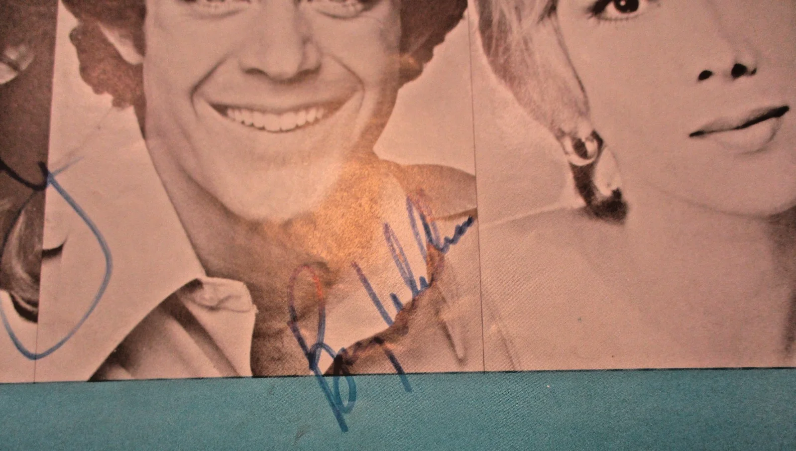 Actors Roz Kelly & Barry Williams Autographed Program 1977, image 2