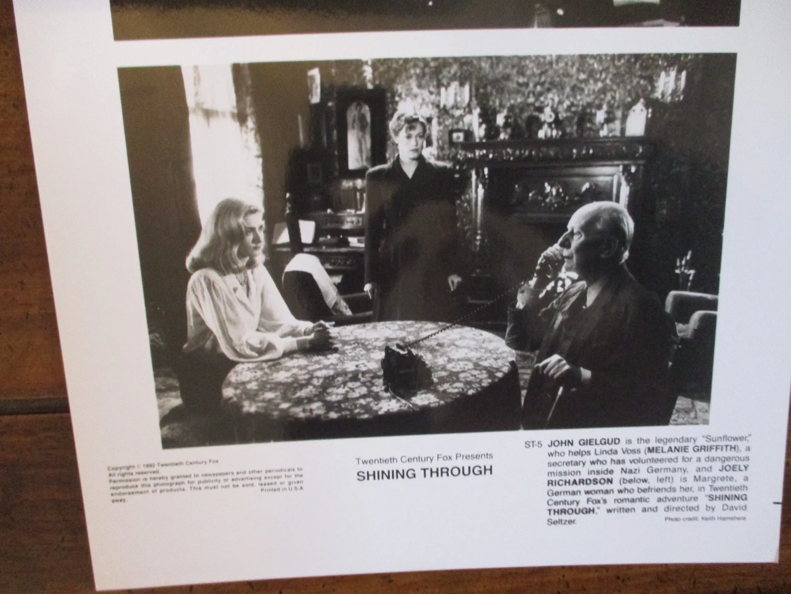 John Gielgud/Joely Richardson/Melanie Griffith(SHINING THROUGH)1992 10 X 8 Photo, image 2