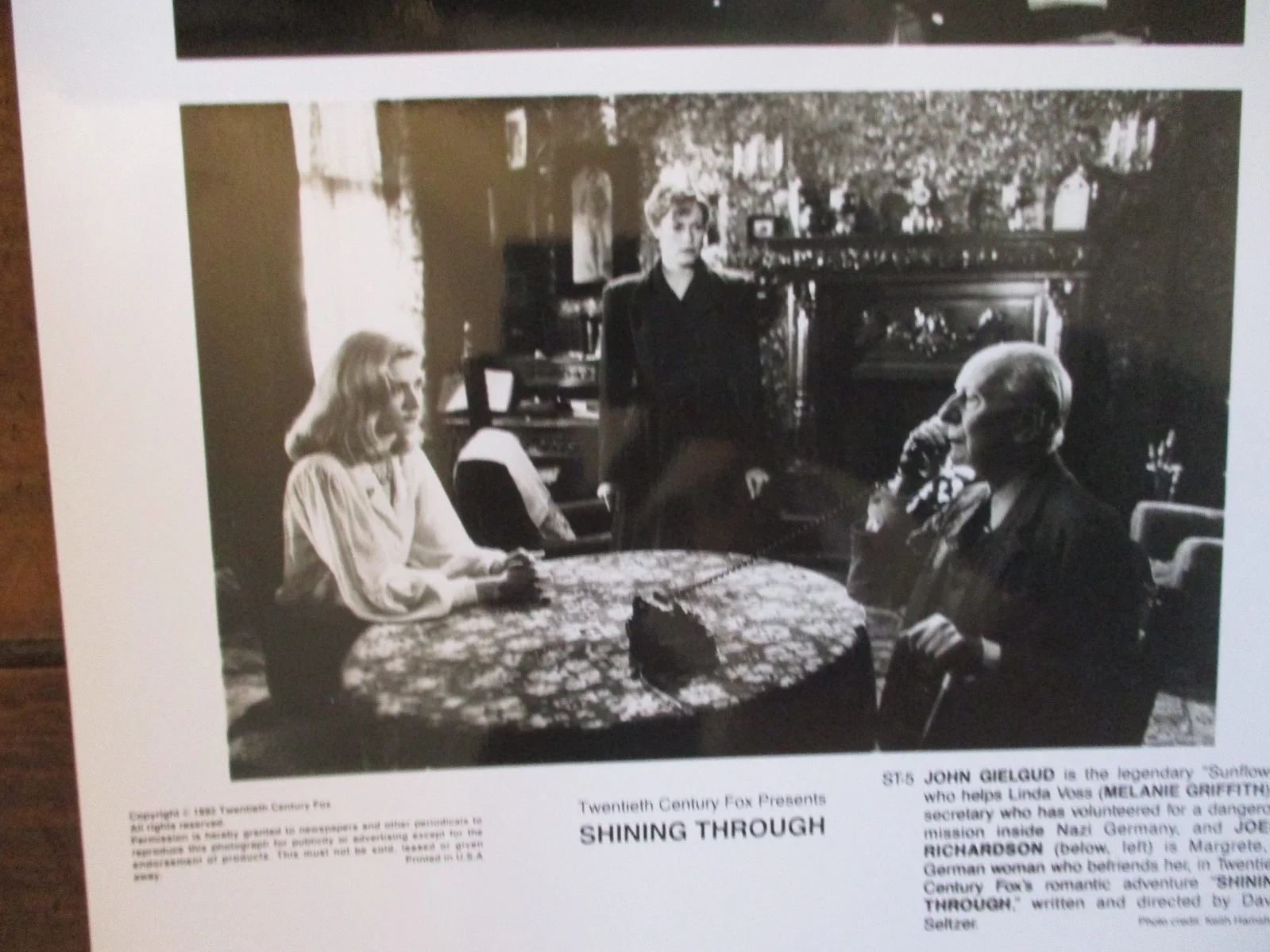 Joely Richardson/Melanie Griffith/John Gielgud(SHINING THROUGH)1992 10 X 8 Photo, image 2