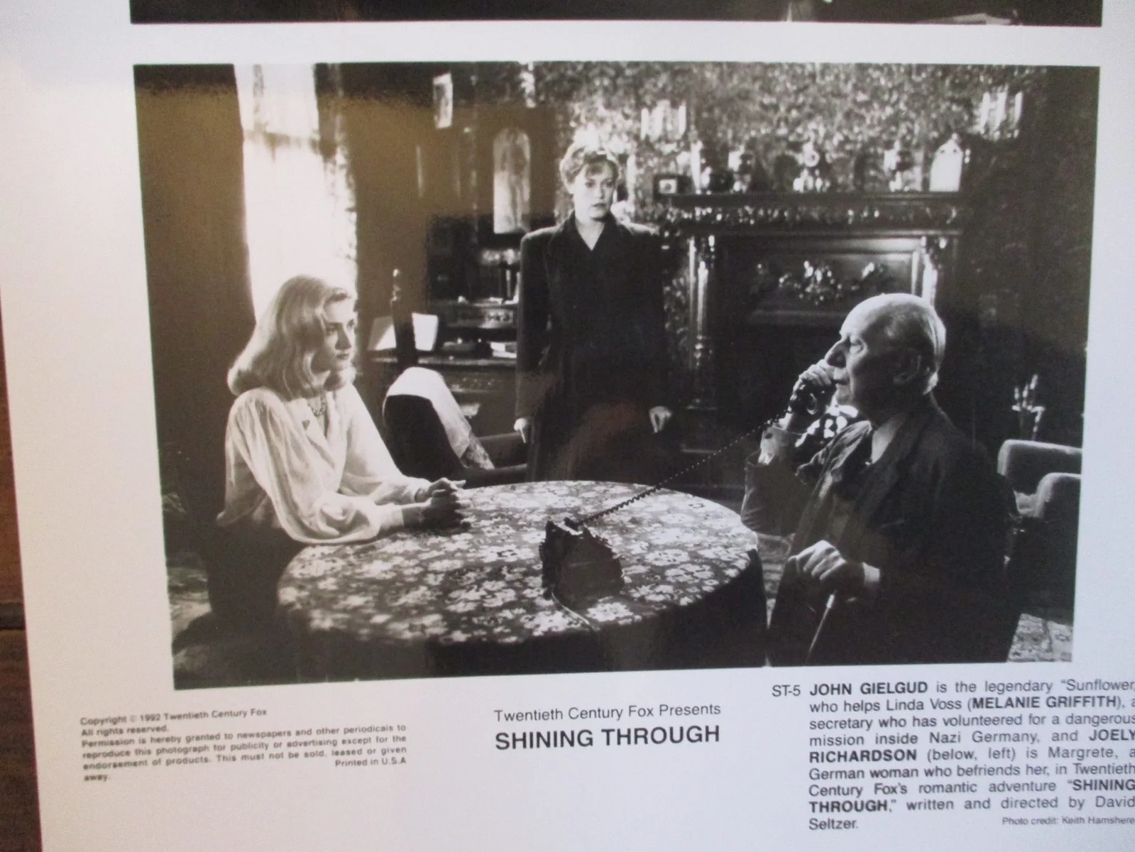 Melanie Griffith/Joely Richardson/John Gielgud(SHINING THROUGH)1992 10 X 8 Photo, image 2