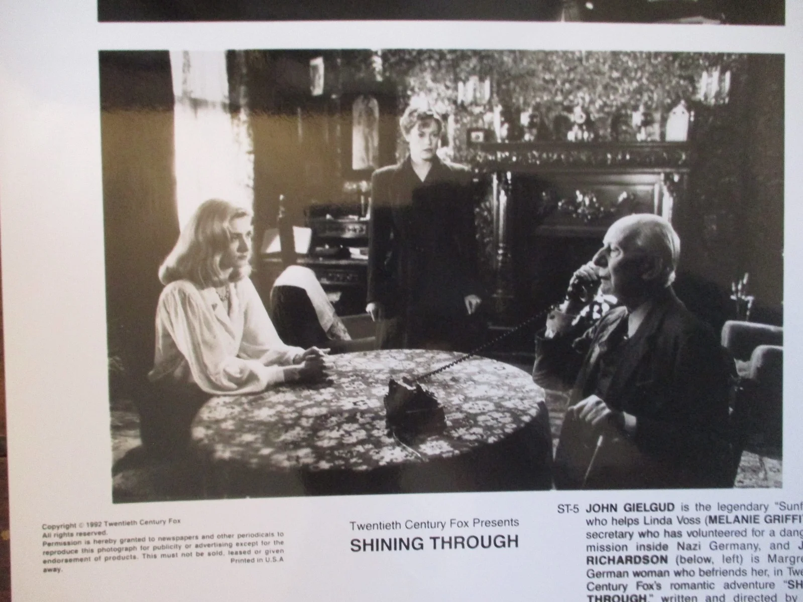 SHINING THROUGH(Melanie Griffith/Joely Richardson/John Gielgud)1992 10 X8 Photo, image 2
