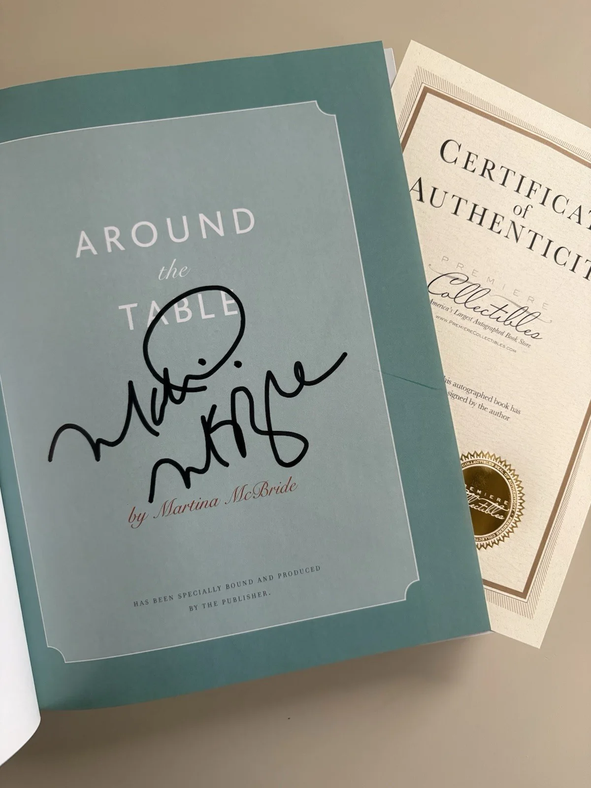 Martina McBride SIGNED Around The Table AUTOGRAPHED Premiere Collectibles 1st ed, изображение 2