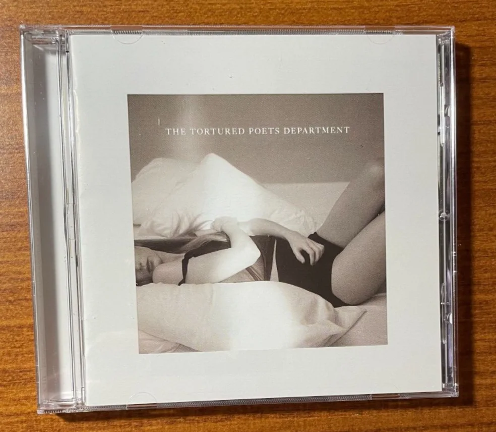 TAYLOR SWIFT The Tortured Poets Department CD SIGNED Photo w/ HEART Autograph!, изображение 2