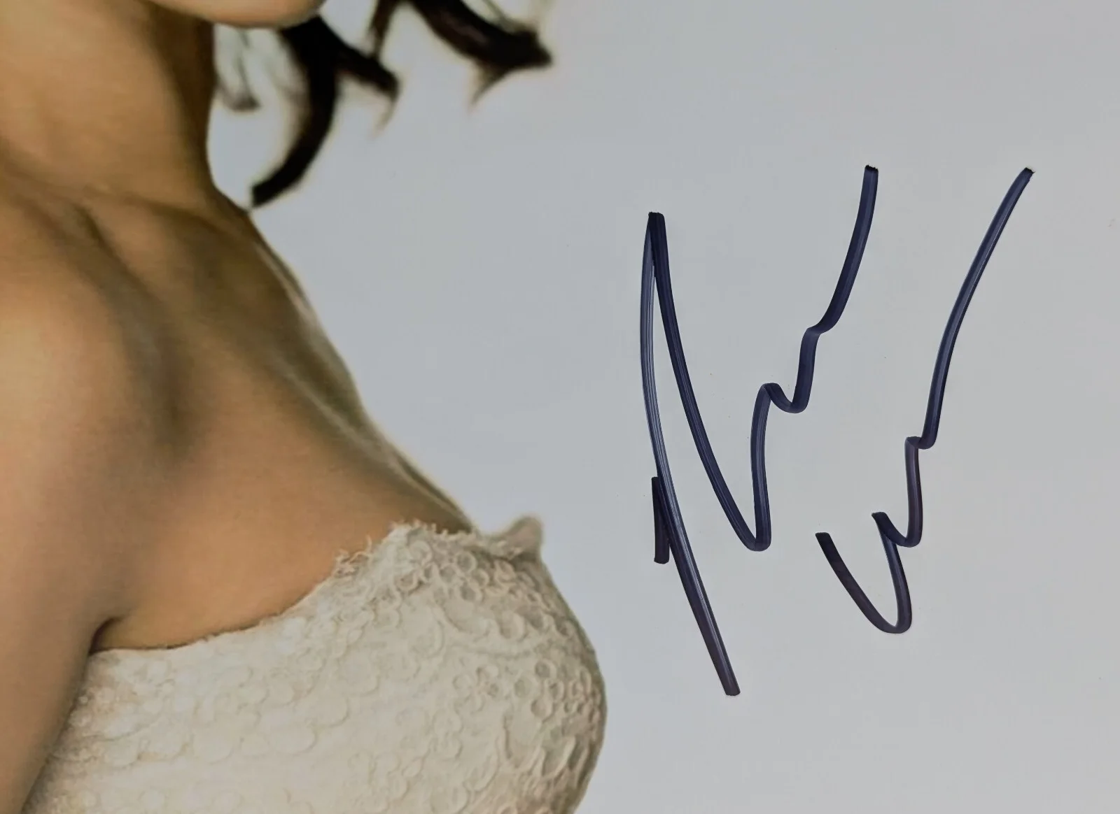 Rachel Weisz — Rachel Weisz 8x10 Autograph Signed Photo, image 2