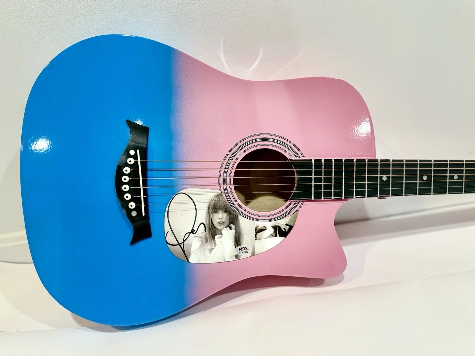 Taylor Swift Signed Pick Guard, Guitar JSA COA 38’ Pink & Sky Blue TTPD Eras, изображение 2