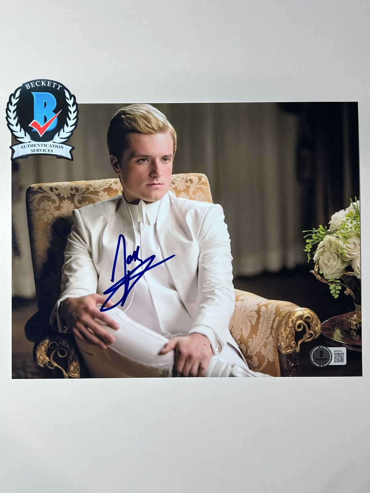 Josh Hutcherson — JOSH HUTCHERSON SIGNED 8x10 PHOTO THE HUNGER GAMES AUTOGRAPHED BECKETT BM35453