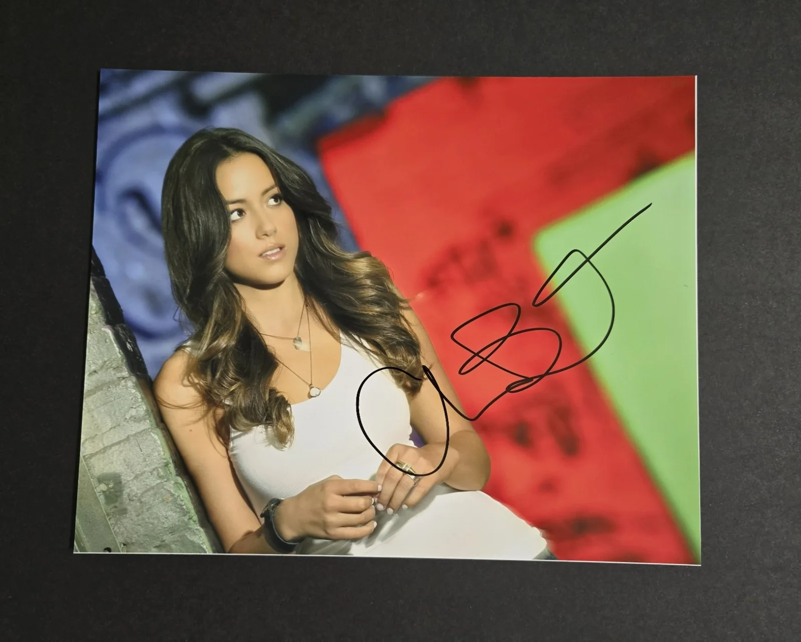 CHLOE BENNET — CHLOE BENNET SHIELD ORIGINAL HAND SIGNED AUTOGRAPHED 8x10 PHOTO MINT NEW w/COA 1