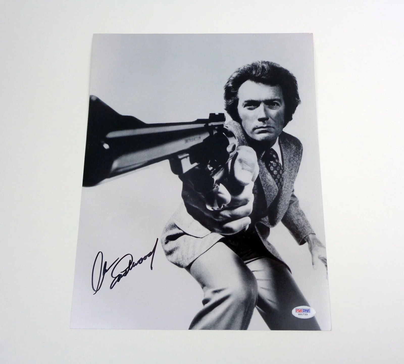 Clint Eastwood — Clint Eastwood Dirty Harry Signed Autograph 11x14 Photo PSA/DNA COA #2, изображение 2
