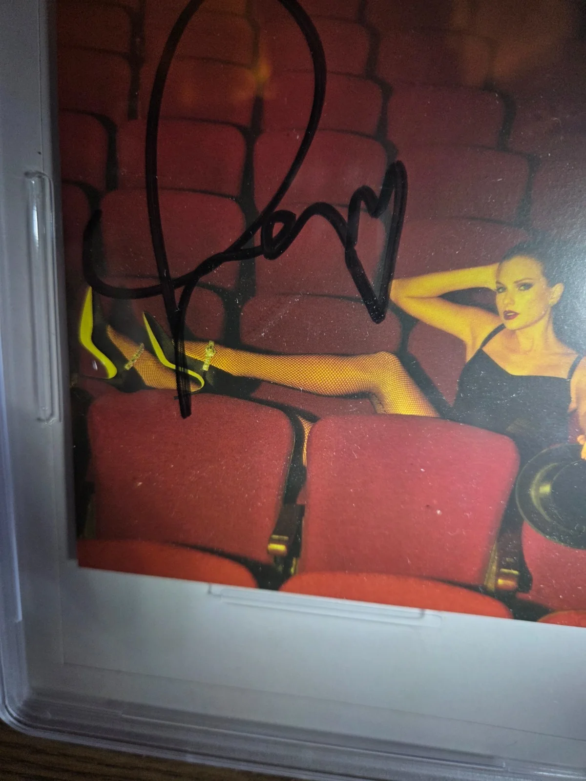 TAYLOR SWIFT Signed PSA/DNA encapsulated" LIFE OF A SHOWGIRL" cd insert FREE S/H, изображение 2