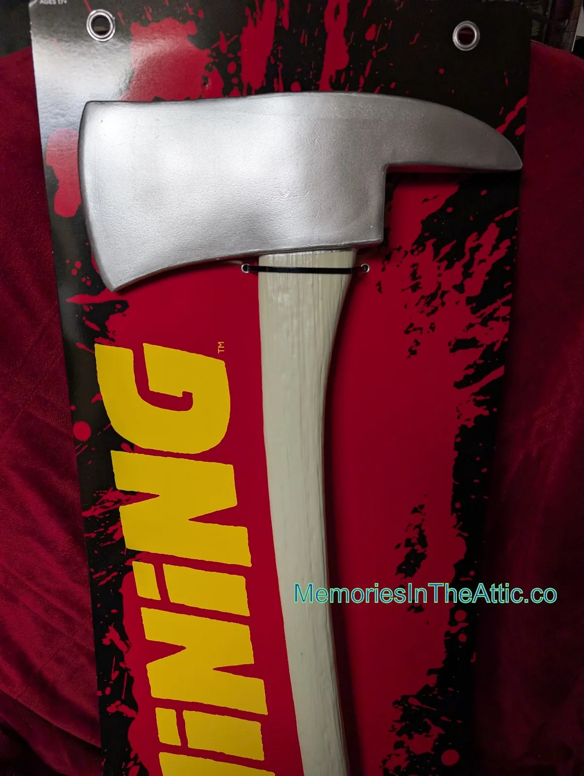 Lisa, Louise Burns — Trick Or Treat Studios The Shining Jack Torrance Axe Prop Screen Used Replica, изображение 3