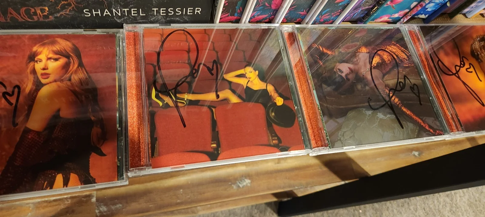 Taylor Swift - The Life of a Showgirl CD + Hand Signed Photos 1-4 COMPLETE SET, изображение 3