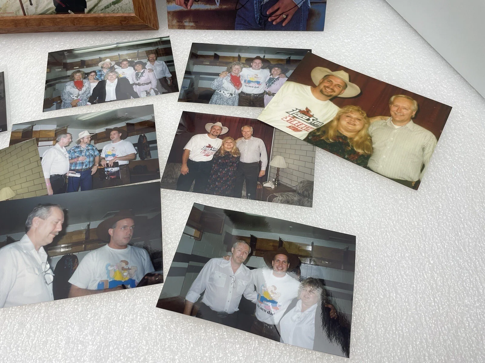 GARTH BROOKS AUTOGRAPH 8X10 & CANDID PHOTO BADGE 1992 PROVENANCE, изображение 2
